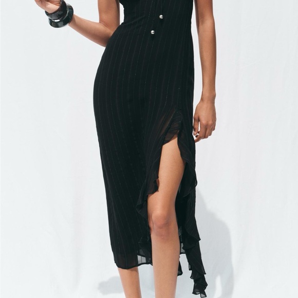 Elegant Black Sleeveless Dress - Picture 1 of 2
